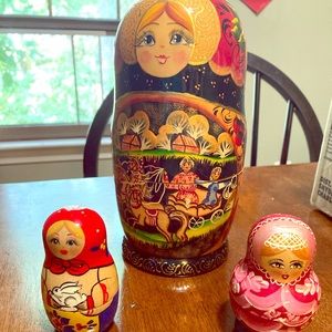 Nesting dolls set of 3